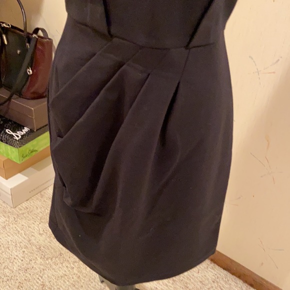 A beautiful knee length cocktail dress - Picture 2 of 4